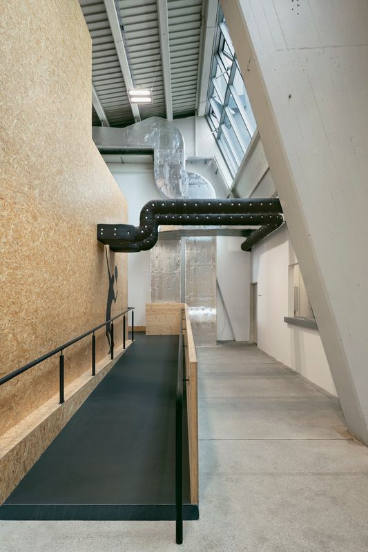 Umnutzung Messehalle 9 – Zweigeschossige Garderobenbox – Nina Baisch